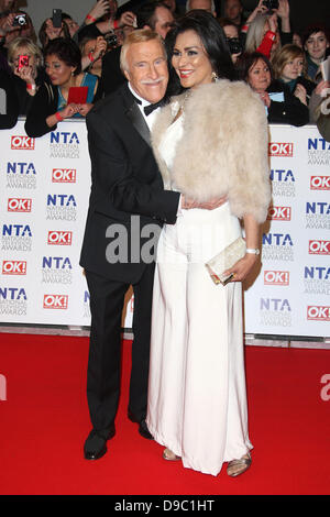 Bruce Forsyth und Frau Wilnelia Merced The National Television Awards 2012 (NTA) - Ankünfte London, England - 25.01.12 Stockfoto