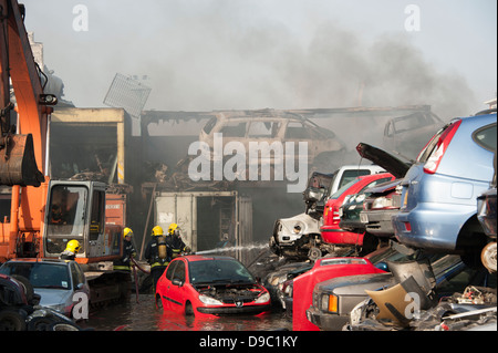 Auto Schrottplatz auf Feuer recycling Autos Stockfoto