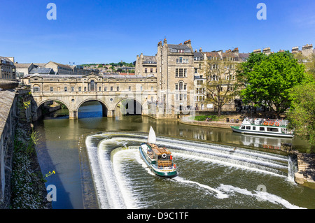 Kahn am Fluss Avon in der Nähe von Pulteney Bridge in Bath, Somerset, England, UK Stockfoto