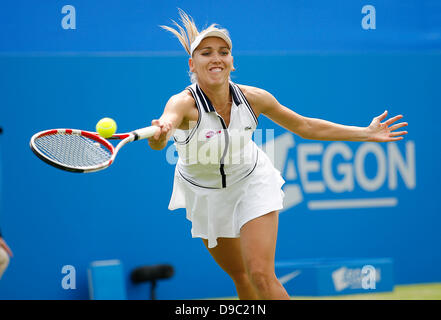 Eastbourne, Vereinigtes Königreich. 17. Juni 2013. Übereinstimmung zwischen Ana Ivanovic(SRB) und Elena Vesnina (RUS) bei den AEGON International Turnier in Devonshire Park Credit: Action Plus Sport/Alamy Live News Stockfoto