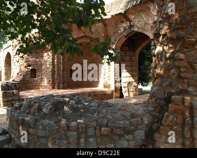 alten Rooten hölzerne Dor auf Ruine Hamayun Grab Stockfoto