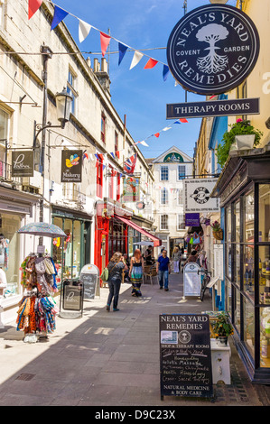 Geschäfte in einer Einkaufsstraße in Bath, Somerset, England, UK Stockfoto
