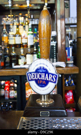 Deuchars IPA von Caledonian Handpump in einer Kneipe Stockfoto