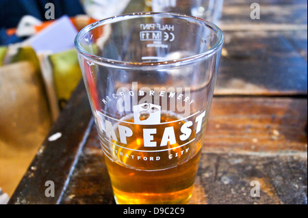 Ein pint Pale Ale in einem gedruckten Glas an der Bar, Westfield, Stratford, London, England pub Tischgetränke Tippen Gläser UK Stockfoto