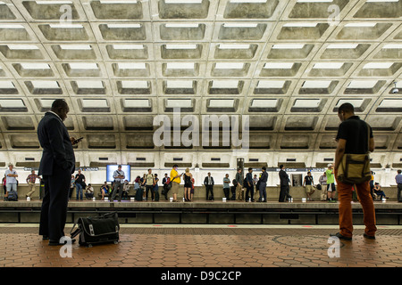 Pendler wartet für die Metro, Washington DC, USA