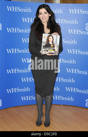 (Datei Pics) Nigella Lawson bei einer Signierstunde im Oktober 2012 fotografiert wo unterschrieb sie Kopien von ihrem Buch 'Nigellissima' WH Smith, Lakeside Shopping Centre, Thurrock, Essex, UK, 25. Oktober 2012 Kredit: Ben Rektor/Alamy Stockfoto