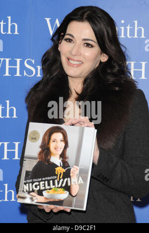 (Datei Pics) Nigella Lawson bei einer Signierstunde im Oktober 2012 fotografiert wo unterschrieb sie Kopien von ihrem Buch 'Nigellissima' WH Smith, Lakeside Shopping Centre, Thurrock, Essex, UK, 25. Oktober 2012 Kredit: Ben Rektor/Alamy Stockfoto