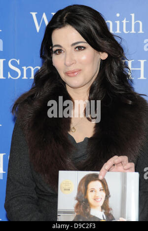 (Datei Pics) Nigella Lawson bei einer Signierstunde im Oktober 2012 fotografiert wo unterschrieb sie Kopien von ihrem Buch 'Nigellissima' WH Smith, Lakeside Shopping Centre, Thurrock, Essex, UK, 25. Oktober 2012 Kredit: Ben Rektor/Alamy Stockfoto