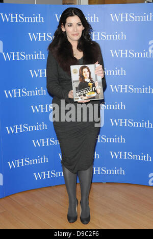 (Datei Pics) Nigella Lawson bei einer Signierstunde im Oktober 2012 fotografiert wo unterschrieb sie Kopien von ihrem Buch 'Nigellissima' WH Smith, Lakeside Shopping Centre, Thurrock, Essex, UK, 25. Oktober 2012 Kredit: Ben Rektor/Alamy Stockfoto