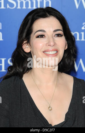 (Datei Pics) Nigella Lawson bei einer Signierstunde im Oktober 2012 fotografiert wo unterschrieb sie Kopien von ihrem Buch 'Nigellissima' WH Smith, Lakeside Shopping Centre, Thurrock, Essex, UK, 25. Oktober 2012 Kredit: Ben Rektor/Alamy Stockfoto