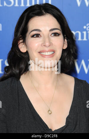 (Datei Pics) Nigella Lawson bei einer Signierstunde im Oktober 2012 fotografiert wo unterschrieb sie Kopien von ihrem Buch 'Nigellissima' WH Smith, Lakeside Shopping Centre, Thurrock, Essex, UK, 25. Oktober 2012 Kredit: Ben Rektor/Alamy Stockfoto