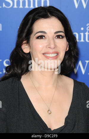 (Datei Pics) Nigella Lawson bei einer Signierstunde im Oktober 2012 fotografiert wo unterschrieb sie Kopien von ihrem Buch 'Nigellissima' WH Smith, Lakeside Shopping Centre, Thurrock, Essex, UK, 25. Oktober 2012 Kredit: Ben Rektor/Alamy Stockfoto