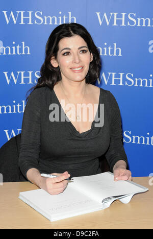 (Datei Pics) Nigella Lawson bei einer Signierstunde im Oktober 2012 fotografiert wo unterschrieb sie Kopien von ihrem Buch 'Nigellissima' WH Smith, Lakeside Shopping Centre, Thurrock, Essex, UK, 25. Oktober 2012 Kredit: Ben Rektor/Alamy Stockfoto