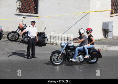 Rom, Italien. 16. Juni 2013 Harley Davidson Enthusiasten konvergieren auf dem Petersplatz, Vatikan für einen Päpstlichen Segen während Sonntag Masse in Rom Italien für europäische HD110th-Jahr-Feier Stockfoto