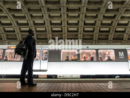 Pendler wartet für die Metro, Washington DC, USA