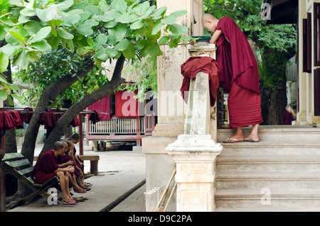 Junge Mönche Studium an Maha Gandhayon Kyaung buddhistisches Kloster, Amarapura, Birma Stockfoto