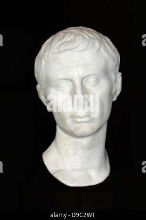 Der Kaiser Augustus 63 v. Chr.-14 AD der erste römische Kaiser. Er wurde Gaius Julius Caesar Octavianus durch Annahme von Caesar in seinem Willen (44 v. Chr.) und später den Namen Augustus erhielt in Anerkennung seiner Verdienste und Position. Zur Zeit der Ermordung des Kaisers Augustus war ein Student an Apollonia in Illyricum, aber auf einmal nach Italien zurück, sein Erbe zu beanspruchen. Stockfoto