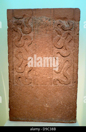 Grabkunst Stele aus porösem Stein mit einem Wagen Szene in der Entlastung. Mykene Grab Stele von Grab Kreis ein Grab V, 16. Jahrhundert v. Chr., Griechenland. Pyxis bzw. der Mixbecher mit Deckel. Griechische Beerdigung jar ca. 8 Jahrhundert v. Chr. in Athen, Griechenland. Stockfoto