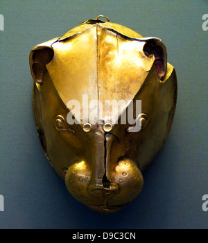 Silber rhyton in der Form eines Rinder Kopf mit goldenen Hörnern und Rosette auf der Stirn. Die Schnauze, die eine Öffnung, vergoldet, wie anfänglich die Augen waren und die Innenseite der Ohren. Stockfoto