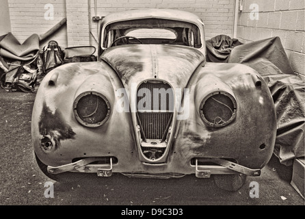 Jaguar XK140 Oldtimer Restaurierung Garage britischen Reparatur mechanische Qualität schöne wiederherstellen Fixed Head Coupé Stockfoto