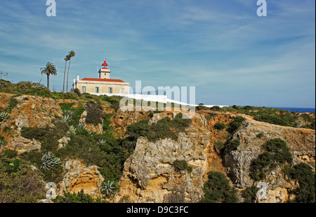 Leuchtturm auf den felsigen Klippen der Küste im Atlantischen Ozean, Ponte Da Piedade, Lagos, Algarve, Portugal Stockfoto