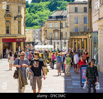 High Street, UK - geschäftige Einkaufsstraße in Bath, Somerset, England Stockfoto