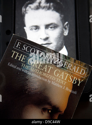 1990er Jahre Paperback-Ausgabe von The Great Gatsby und Porträt des F Scott Fitzgerald, London Stockfoto