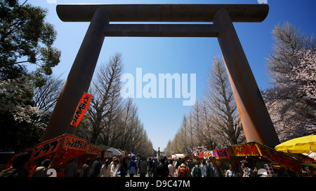 Daiichi Torii Tor der Yasukuni-Schrein mit provisorischen Ständen während der Anzeige Kirschblütenfest Stockfoto