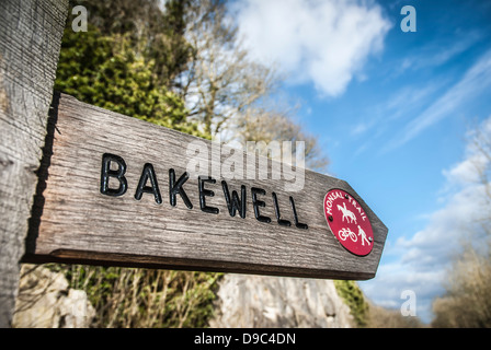 Hölzernen Fußweg Zeichen für Bakewell auf dem Monsal Trail, Derbyshire. Der Trail ist einer alten Eisenbahnlinie, die in den 60er Jahren geschlossen. Stockfoto