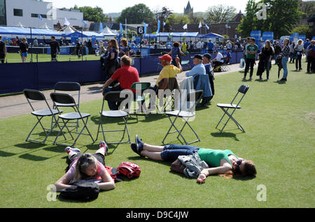 Eastbourne UK 17. Juni 2013 - Fans die heiße Sonne genießen bei den Aegon International-Tennis-Turnier in Eastbourne heute Stockfoto