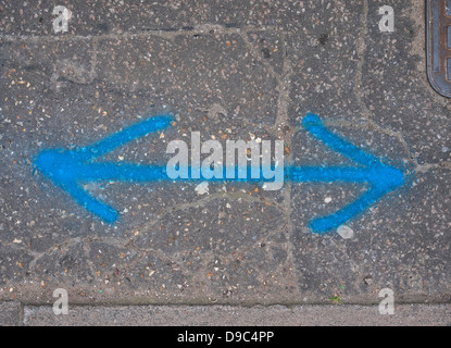 Doppelpfeile auf Asphalt gemalt Stockfoto