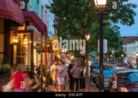 Belebten Geschäften entlang der King Street in Old Town Alexandria, Virginia, USA Stockfoto