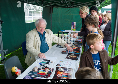 Porträt von Colin Baker mit seinen vielen Fans war er der sechste Dr Who from1984 – 86, die in Herne Bay Si-Fi für die Meer-Ereignis. Stockfoto