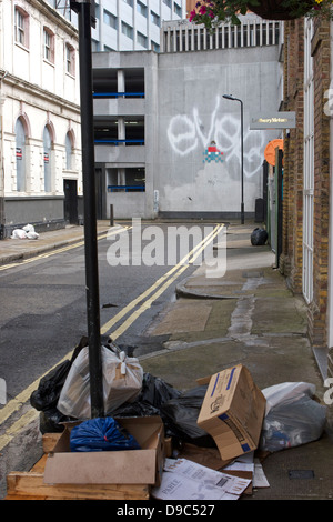 Müll warten Sammlung blockierende Pflaster im Londoner Stadtteil Bloomsbury Stockfoto