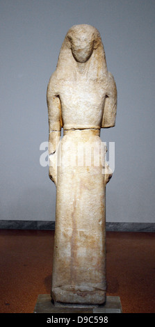 Weibliche Statue, Insel Marmor, in Delos gefunden, im Heiligtum der Artemis. Eine der frühesten monumentalen Statuen aus Stein es vermutlich die Göttin Artemis darstellt. Typische Arbeit der Daedalic Stil. Etwa 650 v. Chr.. Stockfoto