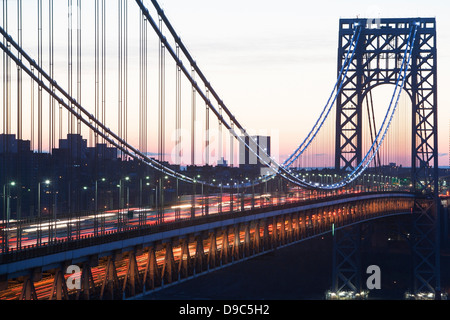 Fließenden Verkehr auf George Washington Bridge, New York City, USA Stockfoto