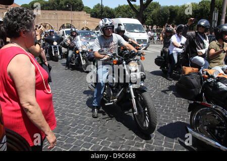 Rom, Italien. 16. Juni 2013 Harley Davidson Enthusiasten konvergieren auf dem Petersplatz, Vatikan für einen Päpstlichen Segen während Sonntag Masse in Rom Italien für europäische HD110th-Jahr-Feier Stockfoto