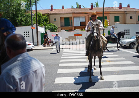 Getafe, südlich von Madrid, Spanien. 15 Juni, 2013. El Rocio Pilgerfahrt (Romeria de El Rocio) in Getafe, südlich von Madrid. Die Veranstaltung versammelt Tausende von Migranten, die in der Gegend wohnen, sind aber für die Gemeinschaft der AndalucÃ-a, Heimat der ursprünglichen Romeria de El Rocio. Credit: Nano Calvo/Alamy leben Nachrichten Stockfoto