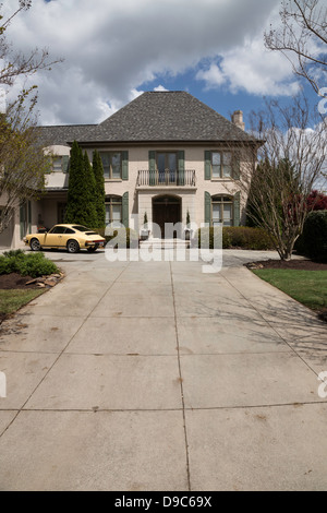 Luxus-Wohnhaus und Auffahrt, USA Stockfoto