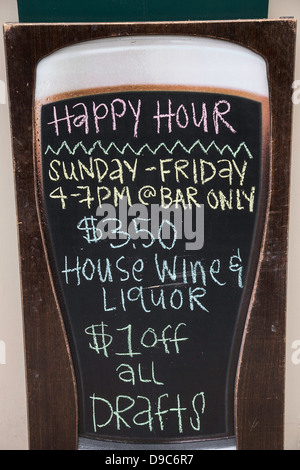 Bar "Happy Hour" Bürgersteig Tafel, NYC Stockfoto