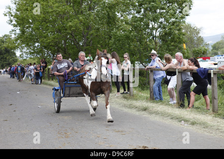 Zigeuner fahren ihre Pferde auf dem "blinkende Lane" oder "mad Meile" zu zeigen, um Käufer in Appleby Horse Fair, in Cumbria, England Stockfoto