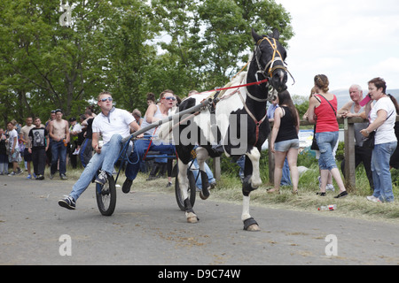 Zigeuner fahren ihre Pferde auf dem "blinkende Lane" oder "mad Meile" zu zeigen, um Käufer in Appleby Horse Fair, in Cumbria, England Stockfoto