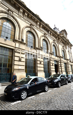 Taxis vor Sao Bento Bahnhof Porto Portugal Stockfoto