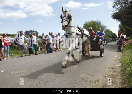 Zigeuner fahren ihre Pferde auf dem "blinkende Lane" oder "mad Meile" zu zeigen, um Käufer in Appleby Horse Fair, in Cumbria, England Stockfoto