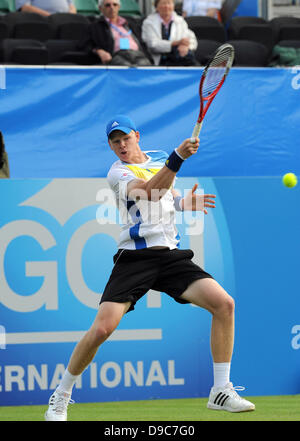 Eastbourne UK 17. Juni 2013 - Kyle Edmund von Großbritannien auf seinem Weg zum Sieg über Kenny de Schepper Frankreichs bei den Aegon International-Tennis-Turnier in Eastbourne heute Stockfoto