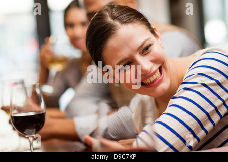 Frau lehnt sich nach vorne auf bar Stockfoto