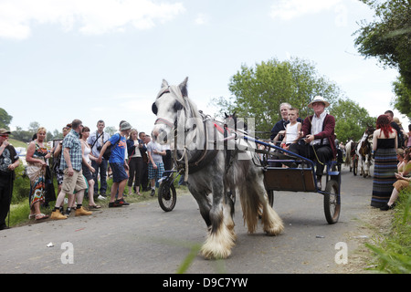 Zigeuner fahren ihre Pferde auf dem "blinkende Lane" oder "mad Meile" zu zeigen, um Käufer in Appleby Horse Fair, in Cumbria, England Stockfoto