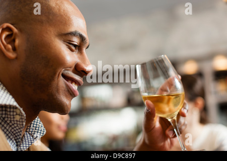 Mann mit Weinglas Stockfoto