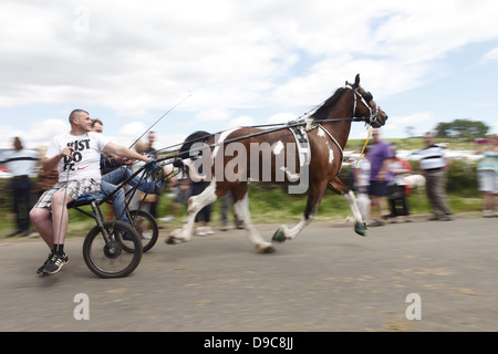 Zigeuner fahren ihre Pferde auf dem "blinkende Lane" oder "mad Meile" zu zeigen, um Käufer in Appleby Horse Fair, in Cumbria, England Stockfoto