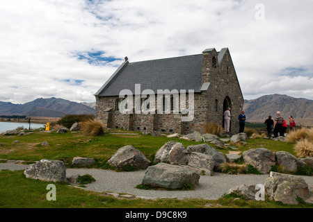 Menschen beim Eintritt in die Kirche des guten Hirten, Lake Tekapo, Mackenzie District, Südinsel, Neuseeland Stockfoto